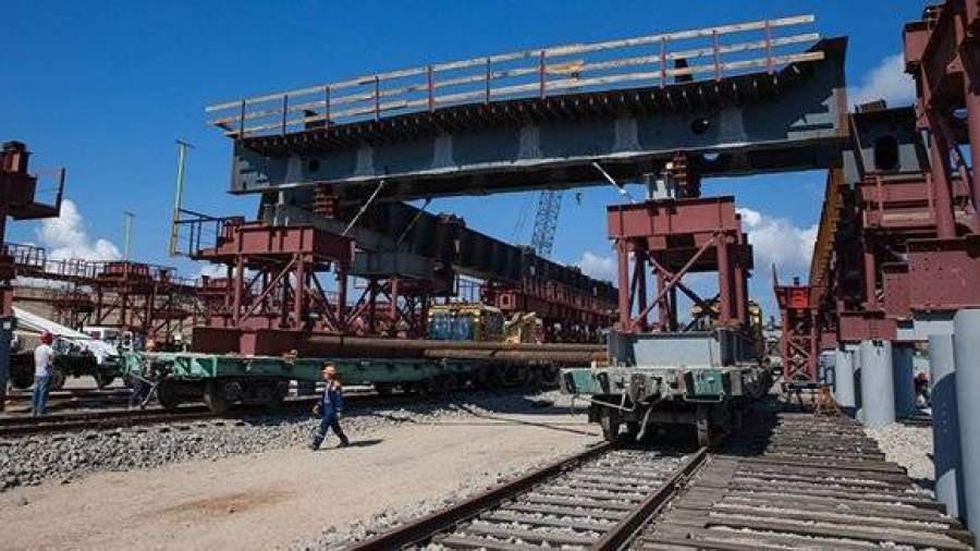 На Керченском мосту начали собирать судоходные арки