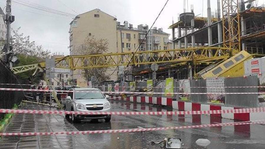 Определена причина падения башенного крана на детский сад