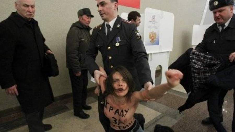 Активистки движения FEMEN устроили провокацию на участке, где голосовал премьер