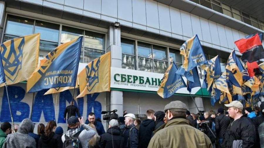 Киев собирается ввести санкции против российских банков