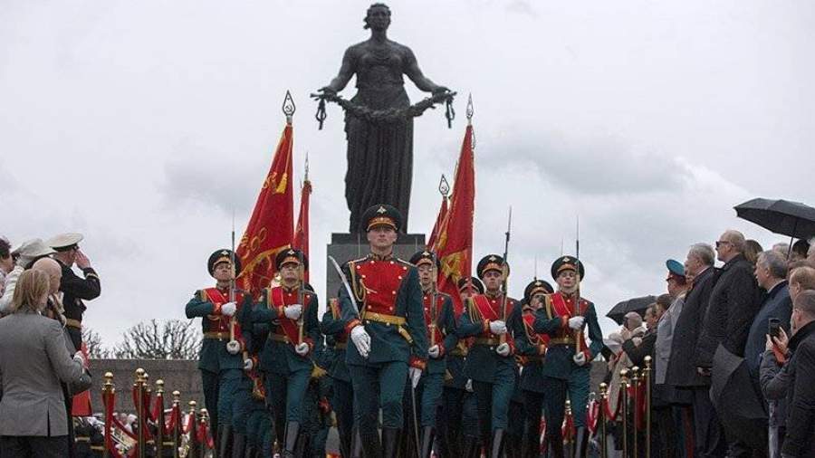 Память погибших на войне почтили на Пискаревском кладбище Петербурга
