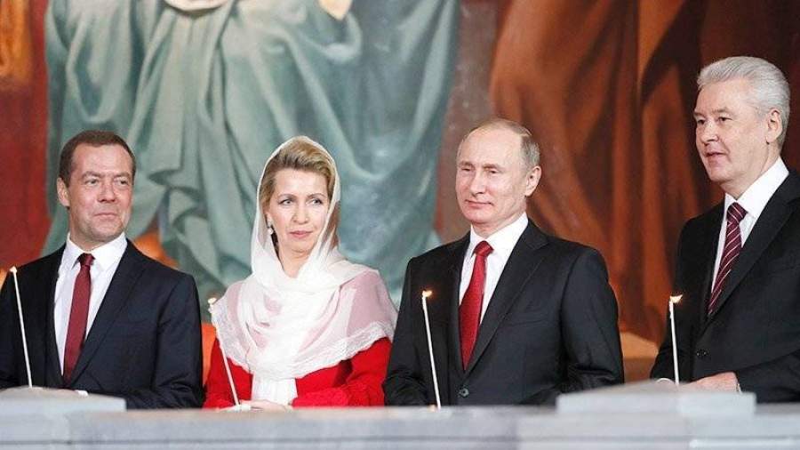 Путин и Медведев посетили богослужение в храме Христа Спасителя