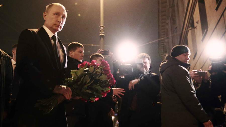 Путин возложил цветы у станции метро «Технологический институт»