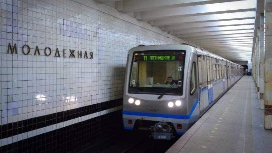Женщина с ребенком упали на рельсы перед поездом в столичном метро