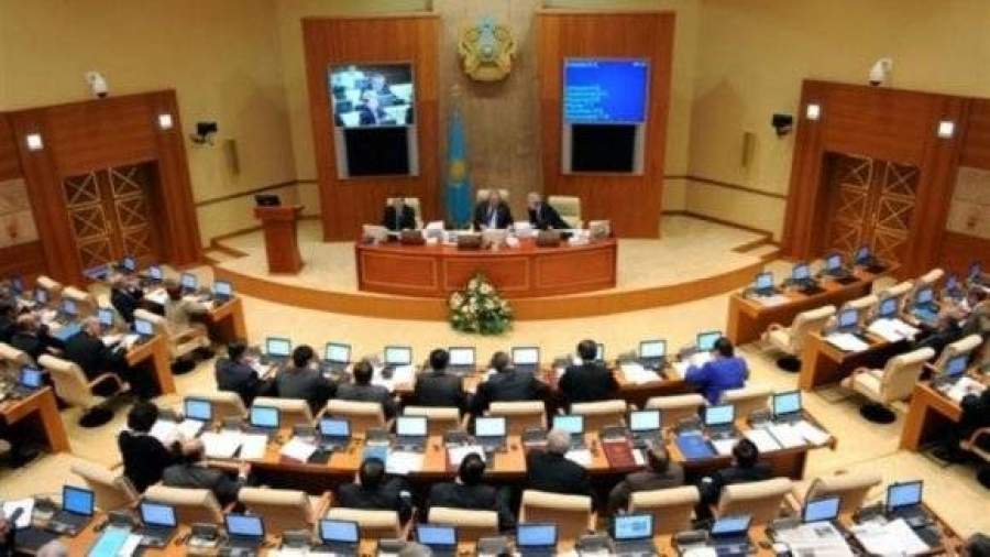 Парламент Казахстана попросил распустить его
