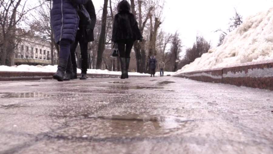 Москвичи публикуют фото ледяных улиц, по которым невозможно ходить
