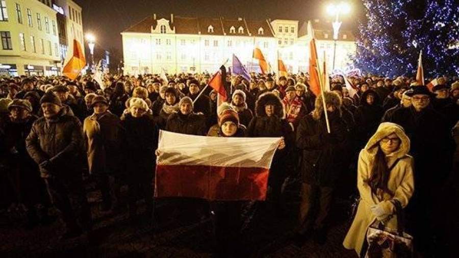 Тысячи протестующих собрались у президентского дворца в Варшаве