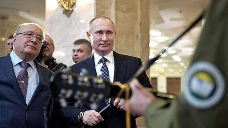 Путин спел со студентами МГУ под гитару