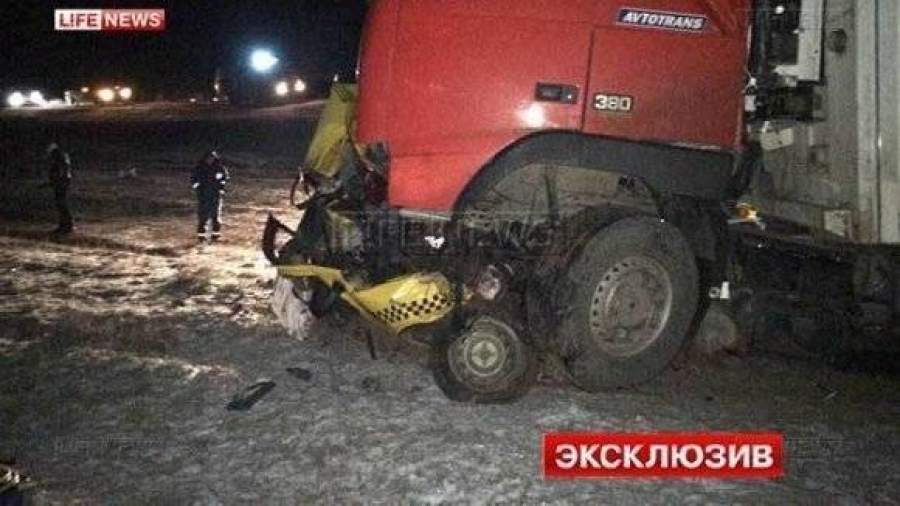В Калмыкии такси влетело под грузовик: четверо погибших