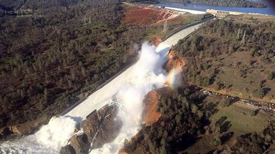 Более 180 тыс. людей покинули дома из-за возможного прорыва плотины