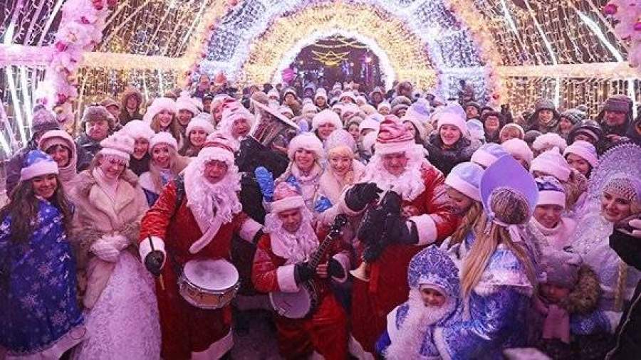 Парад Снегурочек прошагал по центру Москвы
