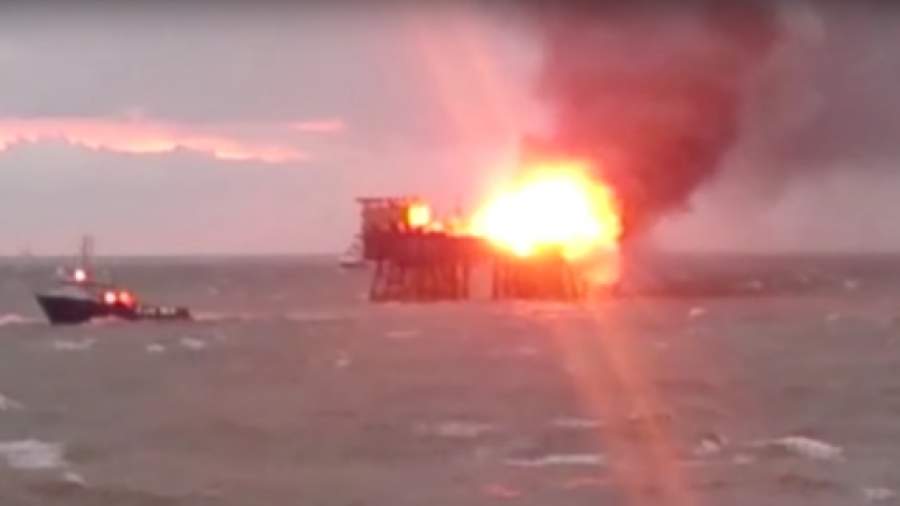 Опубликовано видео пожара на нефтяной платформе в Каспийском море