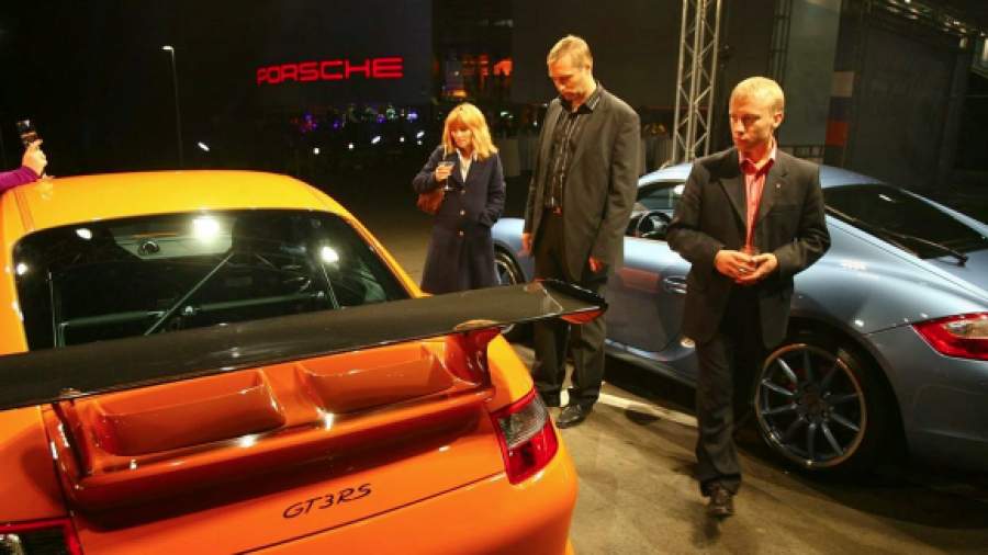 Россияне скупили Porsche из автосалонов