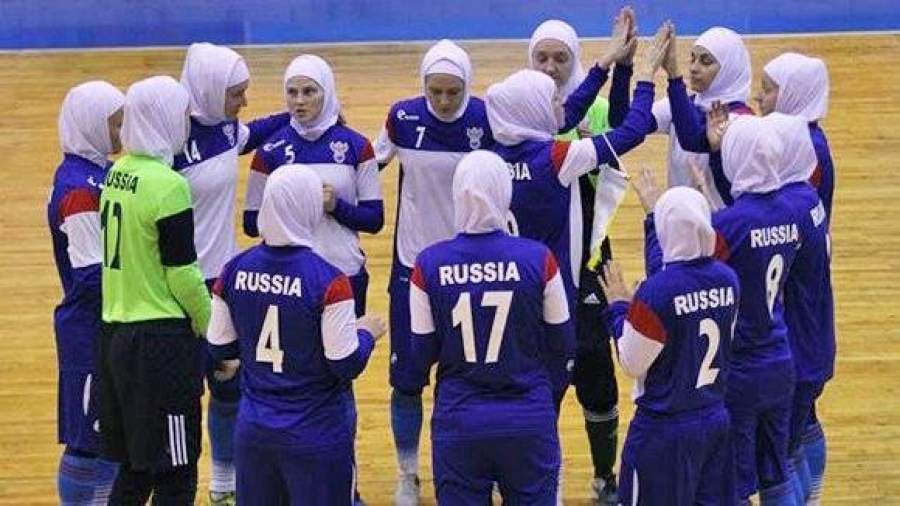 Российские футболистки сыграли с командой Ирана в хиджабах