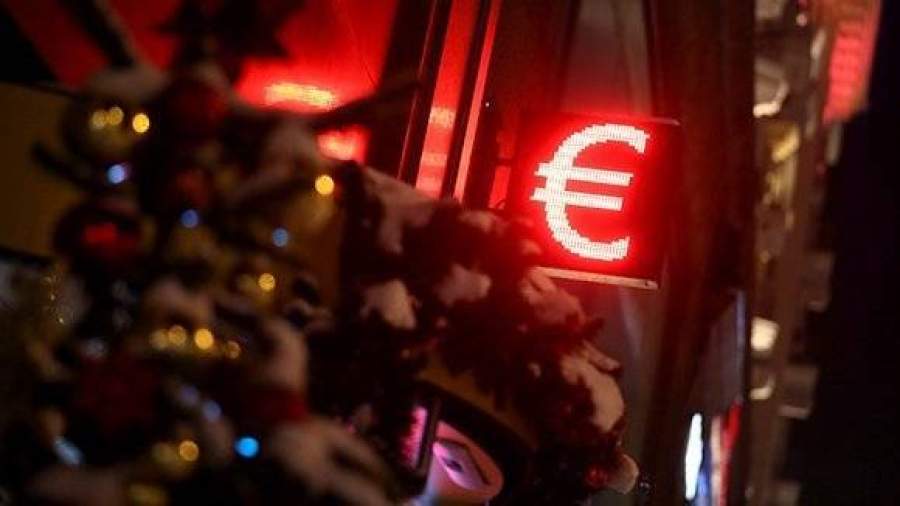 Евро опустился ниже 61 рубля впервые с лета 2015 года