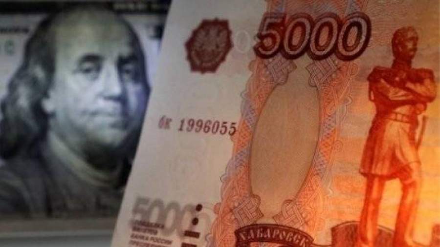 Курс рубля вырос вопреки валютным закупкам Минфина