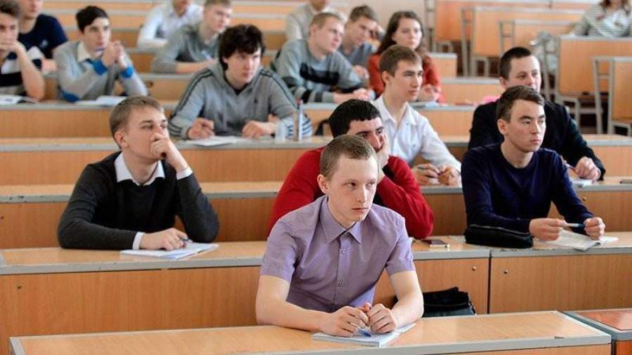 Рособрнадзор запретил набирать студентов в три вуза