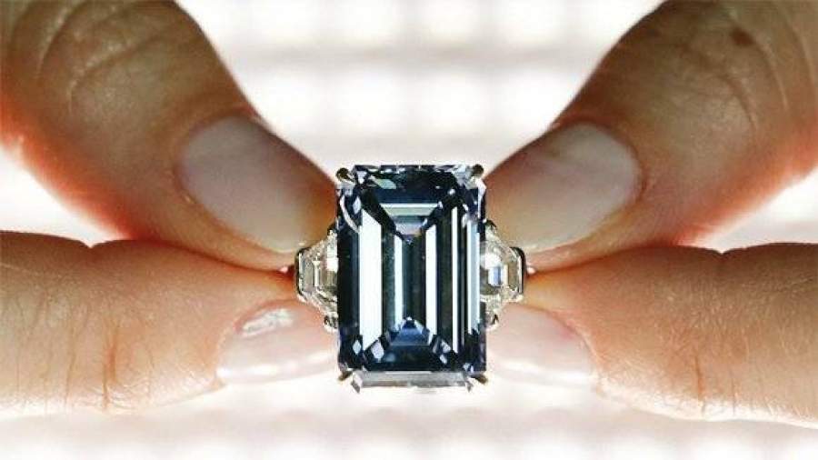 Бриллиант Oppenheimer Blue продали за рекордные $57,5 млн на аукционе