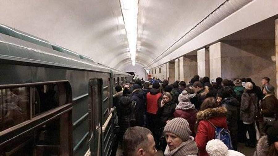 Пассажир упал на рельсы на станции метро «Университет»