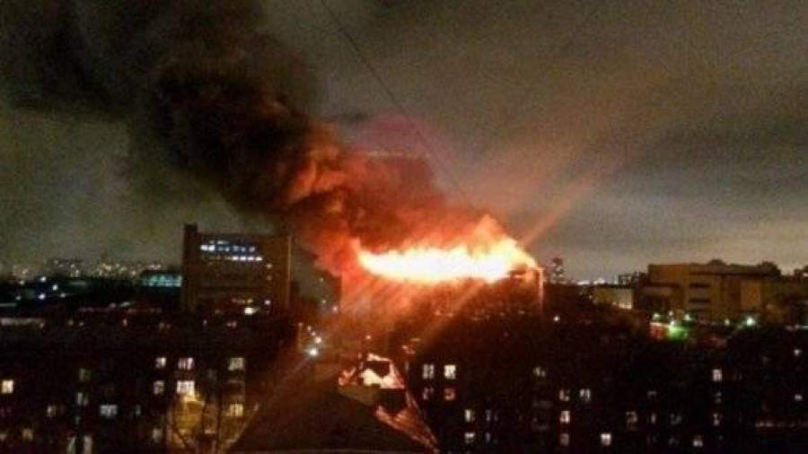 Жители Тушино публикуют видео крупнейшего за 25 лет пожара в Москве