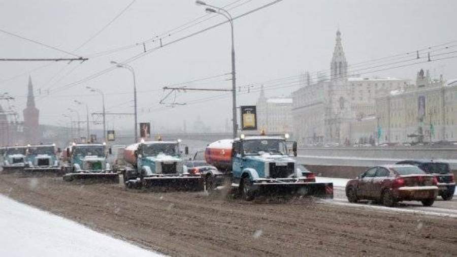 Снегопад парализовал движение в Москве