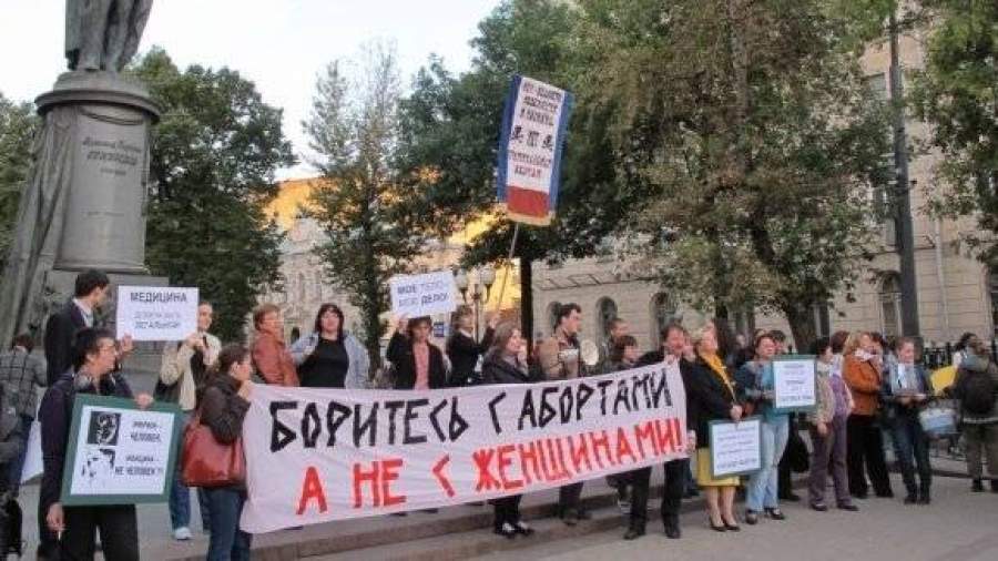 На митинге феминисток задержали священника РПЦ