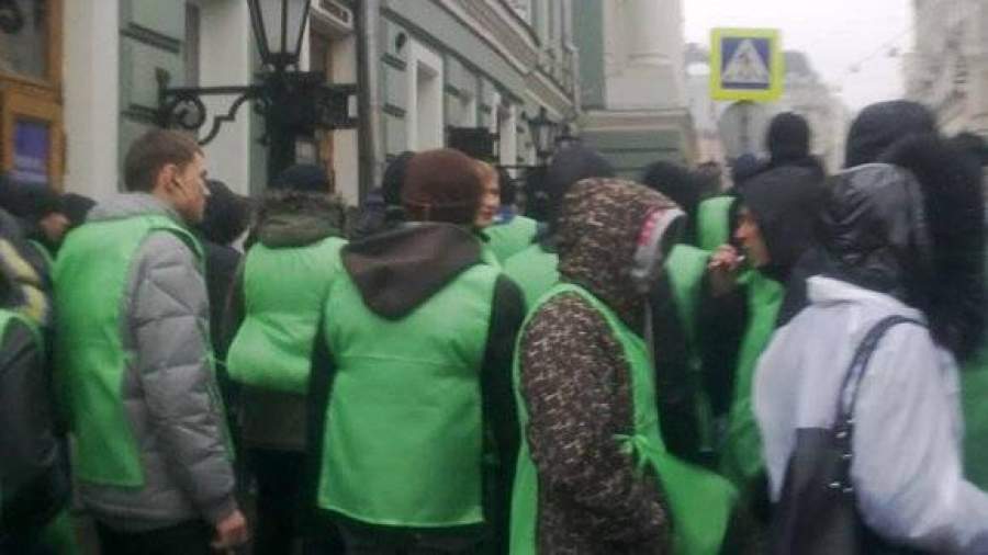 В центре Москвы появилась толпа людей в цветных жилетах