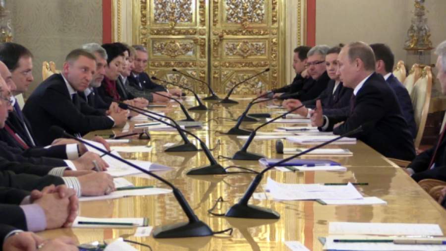 Путин призвал избавиться от идеологического мусора в учебниках истории