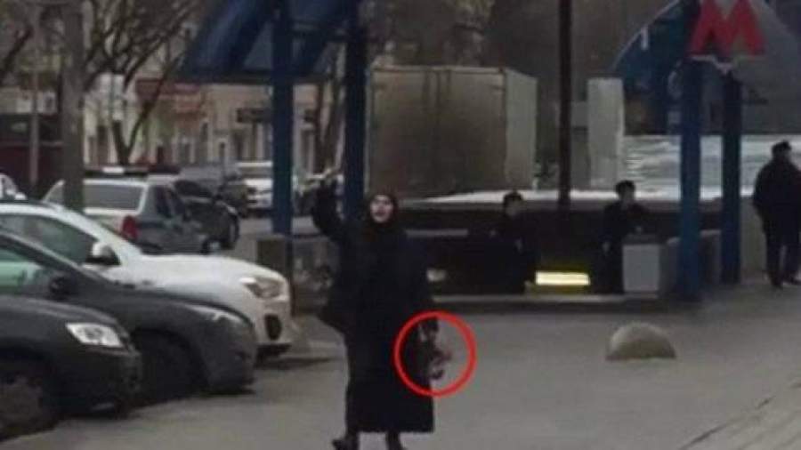 Появилось видео задержания няни с головой ребенка у московского метро