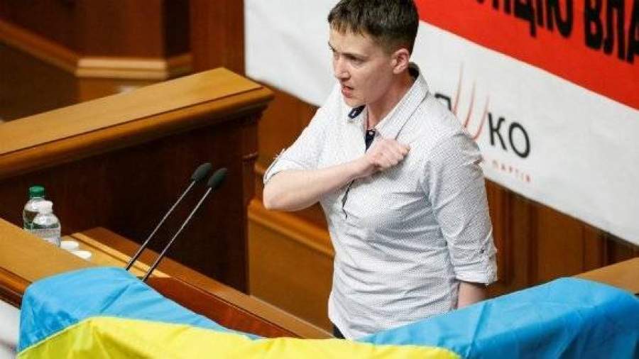 Надежда Савченко впервые выступила в раде и спела гимн Украины