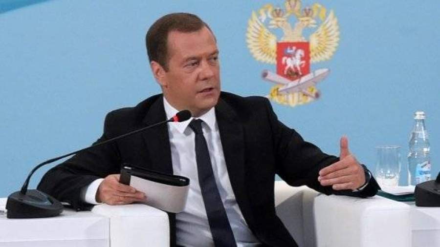 Медведев: ситуация с повышением зарплат учителям выглядит прилично