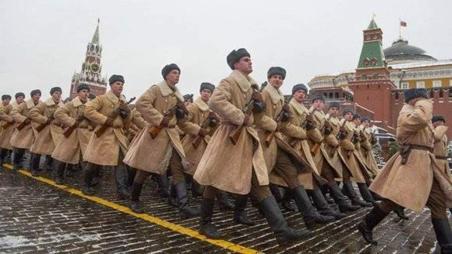 На Красной площади проходит марш в честь парада 1941 года