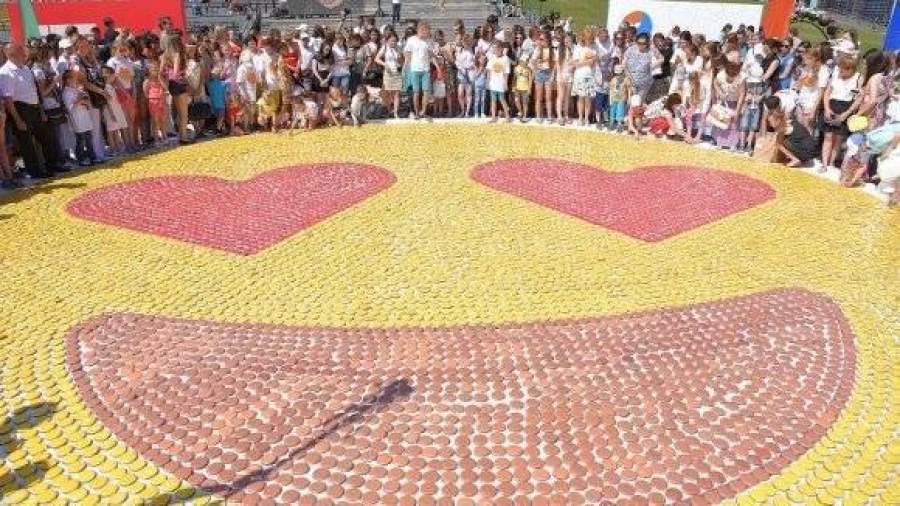 Жители Казани собрали смайлик из печений площадью 90 кв. м