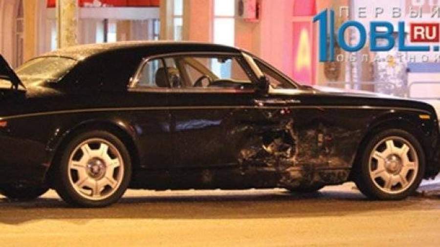 В Челябинске ВАЗ-2114 врезался в Rolls-Royce Phantom олигарха Аристова