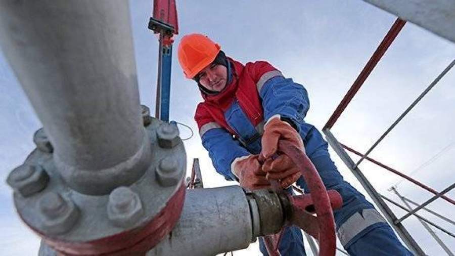 Новак: Россия приступила к поэтапному сокращению добычи нефти