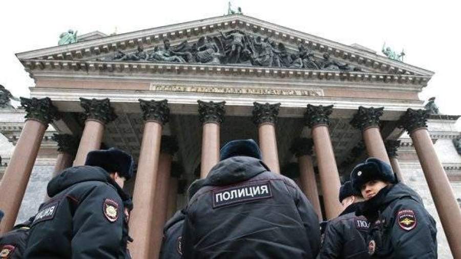 Живым кольцом вокруг Исаакия встали 1,2 тыс. человек