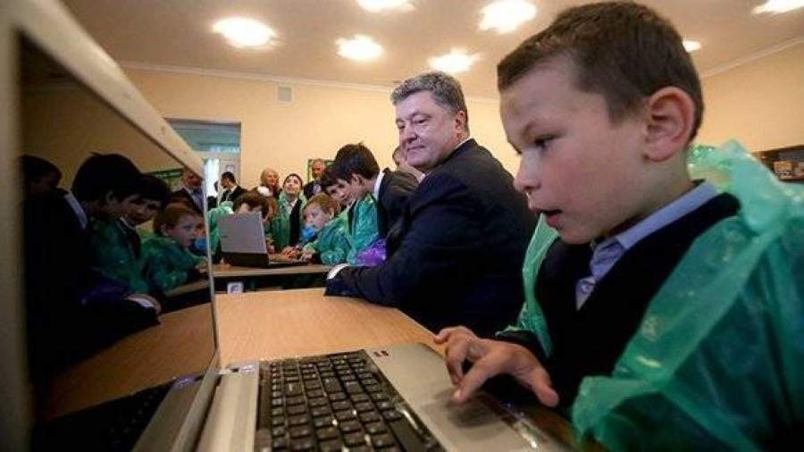 Киевских школьников одели в целлофан к визиту Порошенко