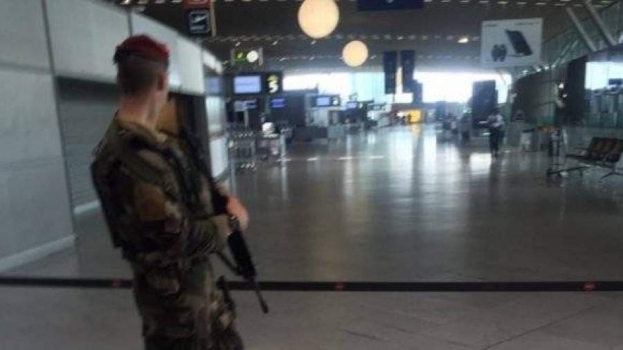 Полиция оцепила часть аэропорта Шарль-де-Голль из-за неизвестной сумки