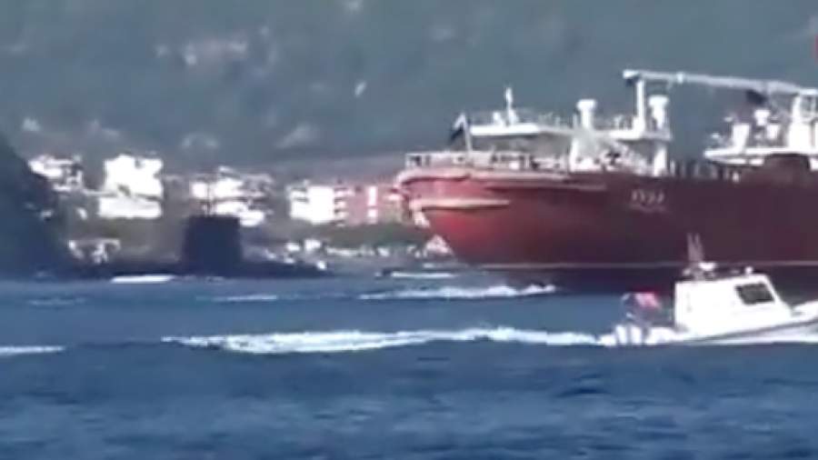 Опубликовано видео, где судно РФ встречается с турецкой подлодкой