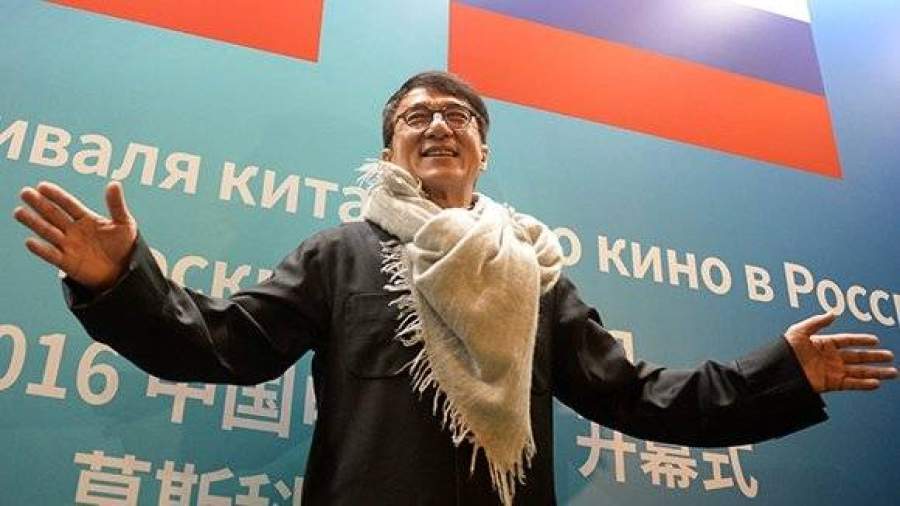 Джеки Чан замерз в Москве без теплой куртки