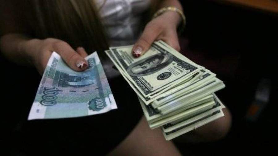 Доллар опустился ниже 80 рублей после роста цен на нефть