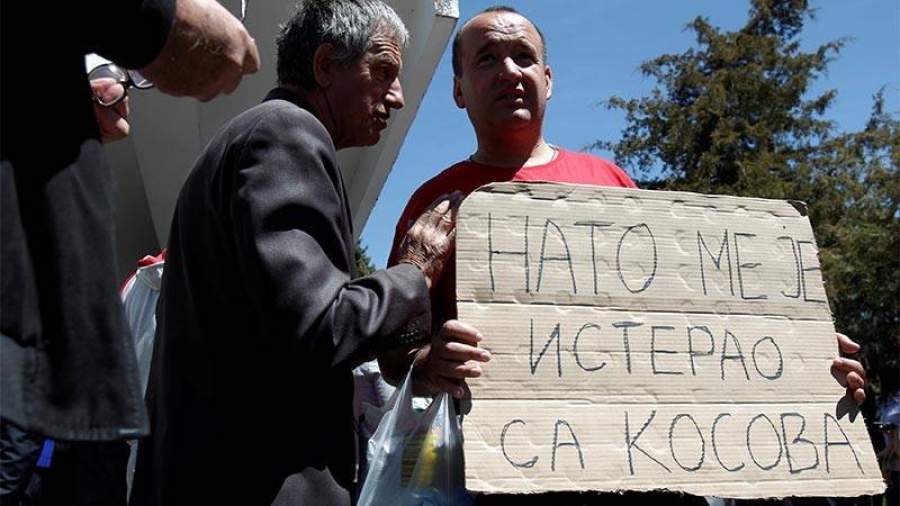 Сотни черногорцев митингуют против вступления страны в НАТО