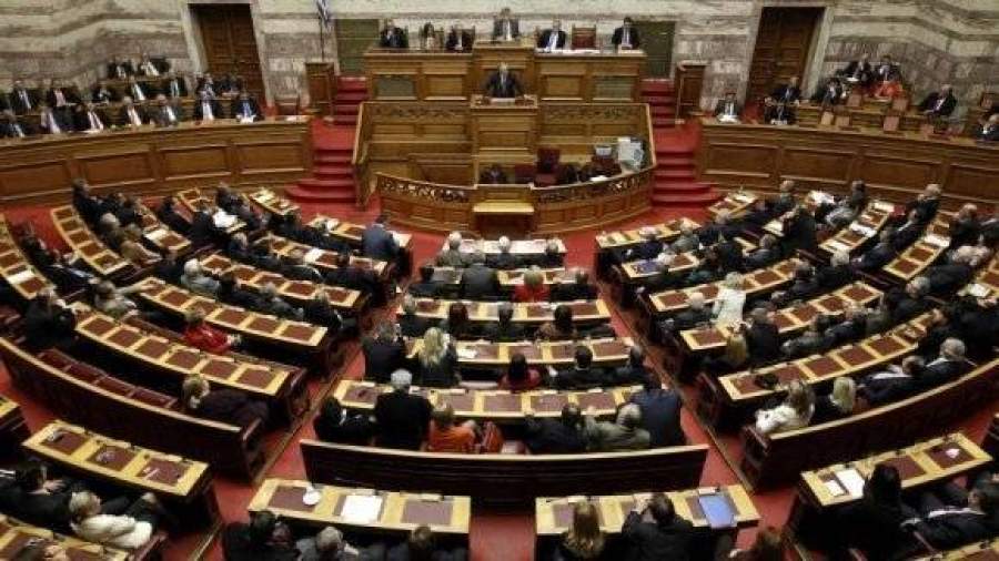 Парламент Греции одобрил жесткое сокращение расходов