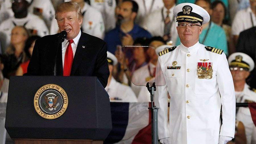 Трамп принял участие в церемонии спуска на воду нового авианосца США