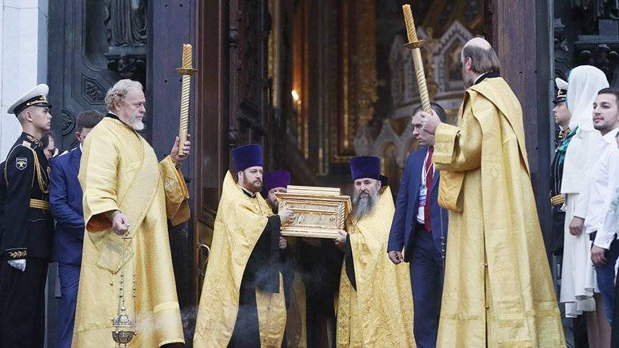 Мощи Николая Чудотворца вынесли из храма Христа Спасителя для отправки в Петербург Мощи Николая Чудотворца вынесли из храма Христа Спасителя для отправки в Петербург