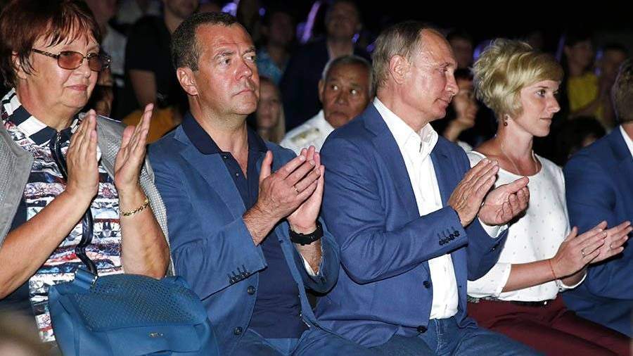 Путин и Медведев послушали оперу
