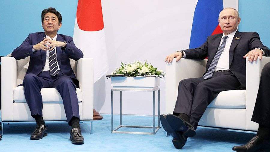 Абэ призвал В.Путина «поставить точку» в «ненормальной ситуации» и заключить мирный договор