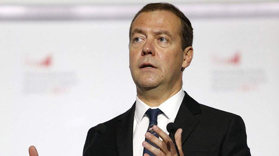 Медведев с женой проголосовали на выборах в столице РФ Медведев с женой проголосовали на выборах в столице РФ