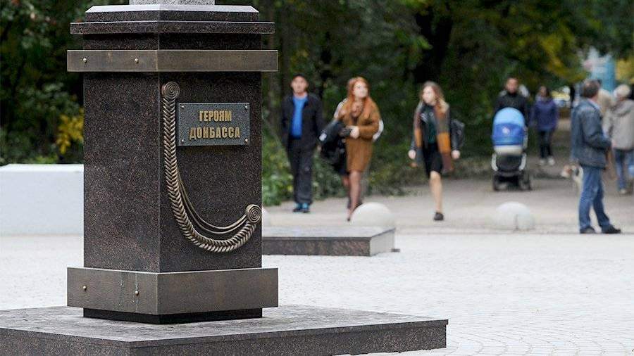 Песков прокомментировал участие Суркова в открытии монумента героям Донбасса