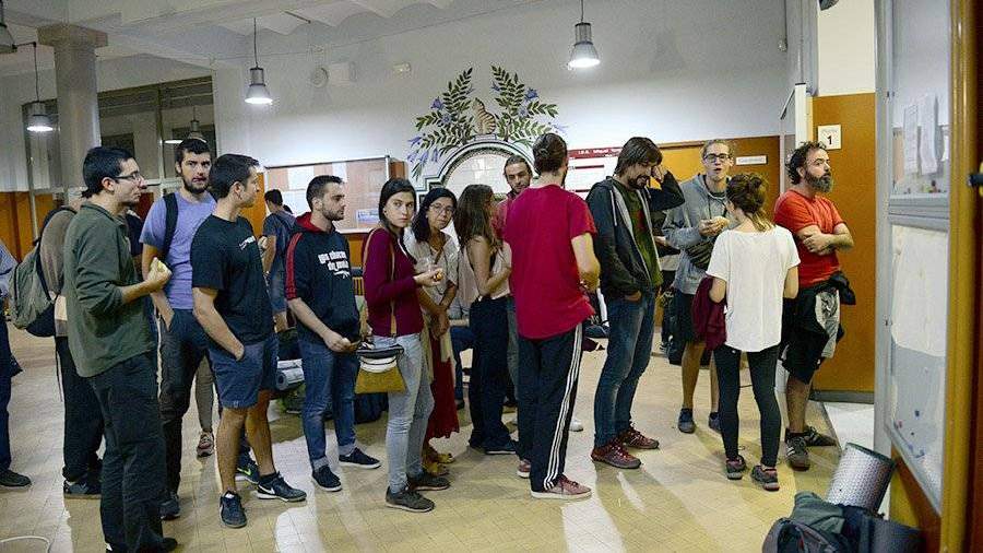 В Барселоне перед избирательными участками собираются ожидающие начала референдума